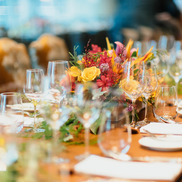 Элегантная сервировка и украшение зала